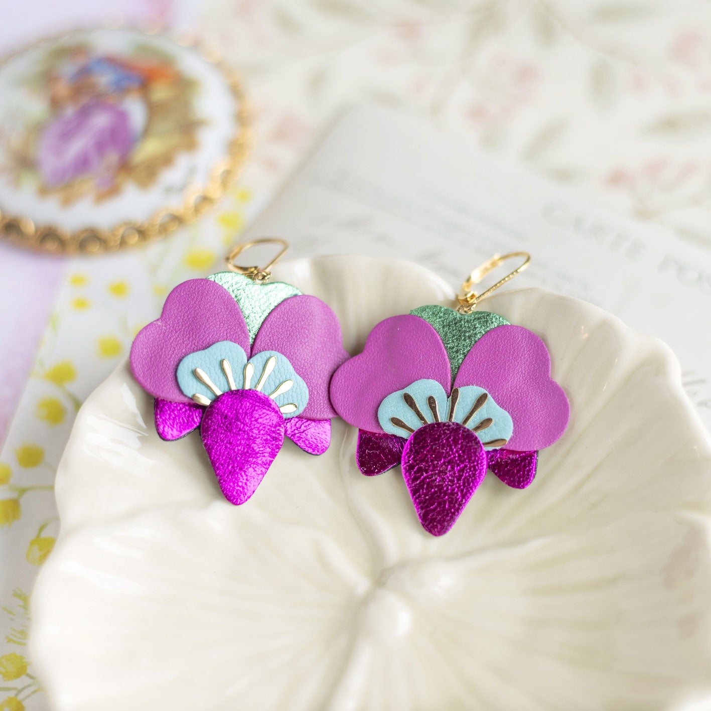 Boucles d’oreilles Orchidées en cuir fuchsia, turquoise clair, vert métallisé