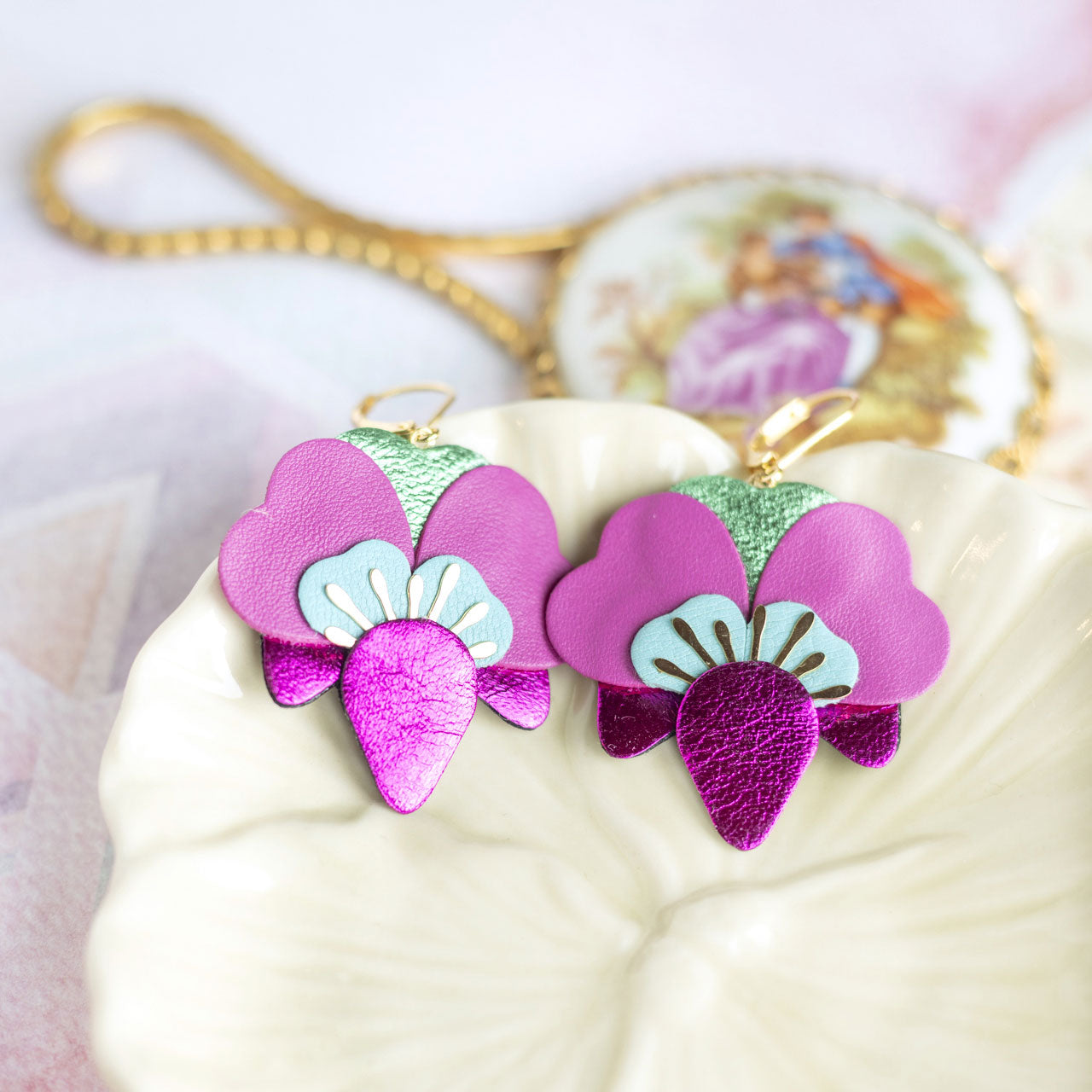 Boucles d’oreilles Orchidées en cuir fuchsia, turquoise clair, vert métallisé