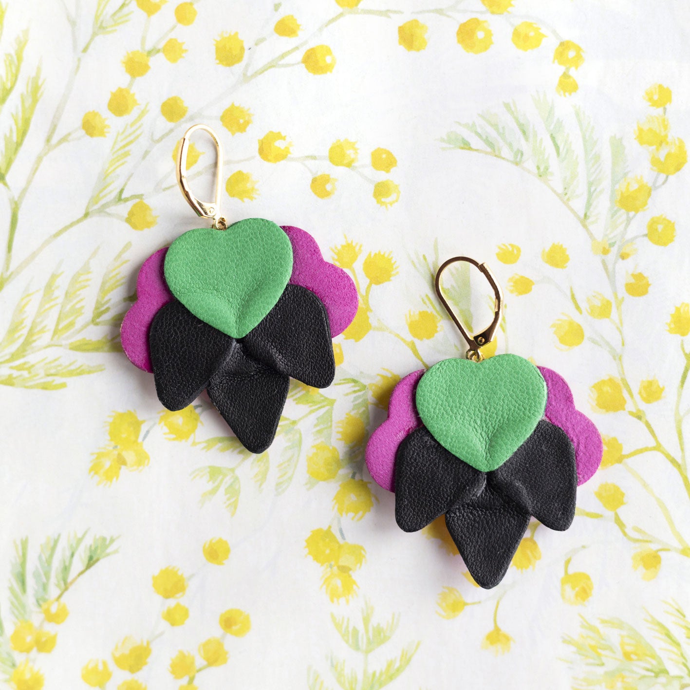 Boucles d’oreilles Orchidées en cuir fuchsia, turquoise clair, vert métallisé