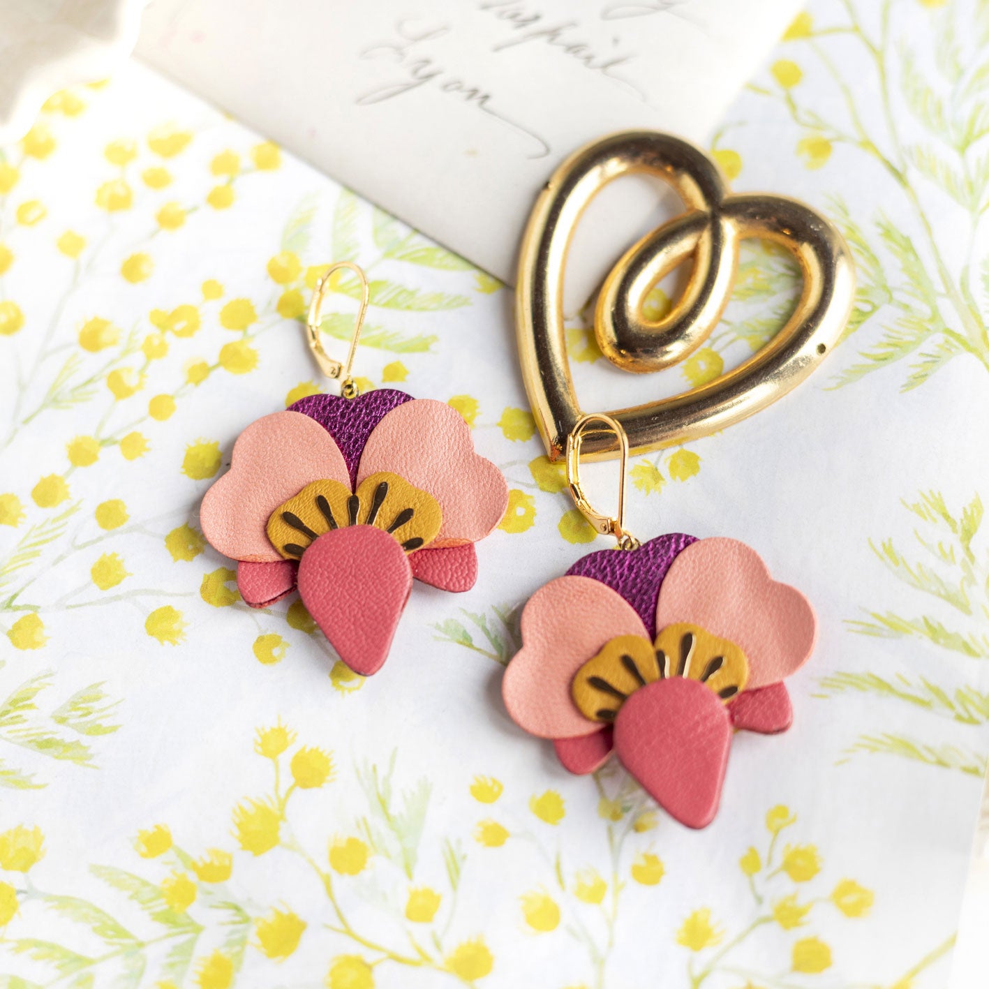 Boucles d’oreilles Orchidées en cuir rose thé et rouge incarnat