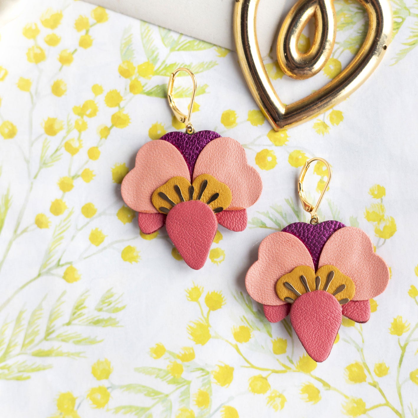 Boucles d’oreilles Orchidées en cuir rose thé et rouge incarnat