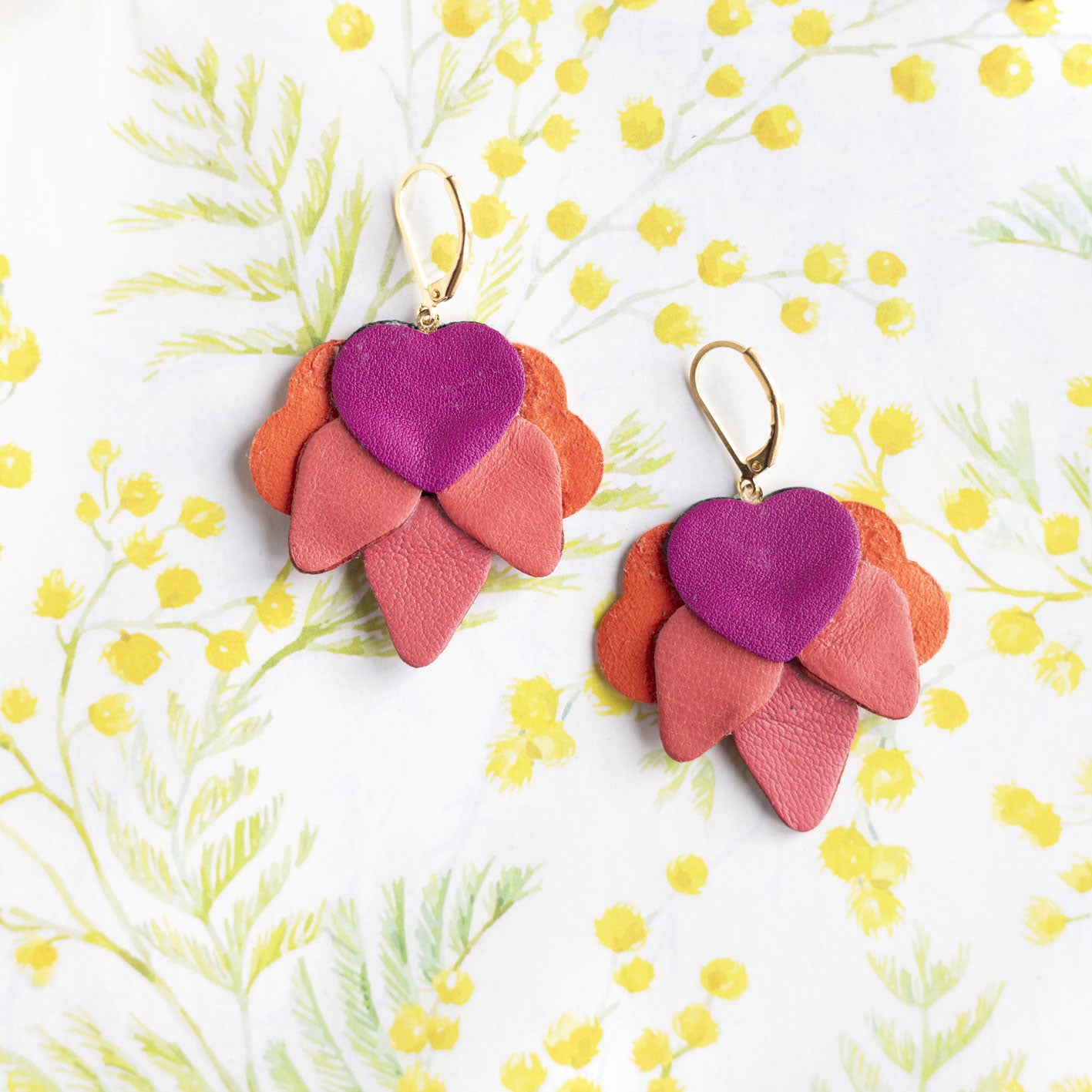 Boucles d’oreilles Orchidées en cuir rose thé et rouge incarnat