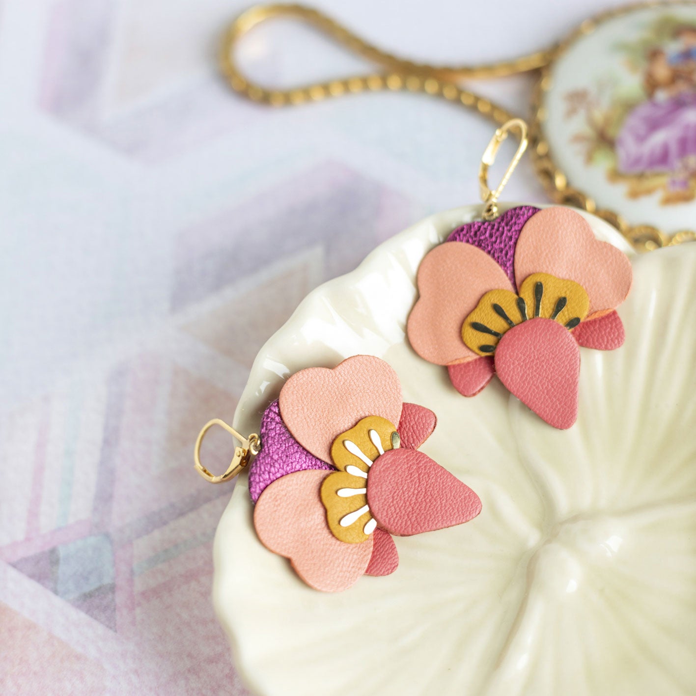 Boucles d’oreilles Orchidées en cuir rose thé et rouge incarnat