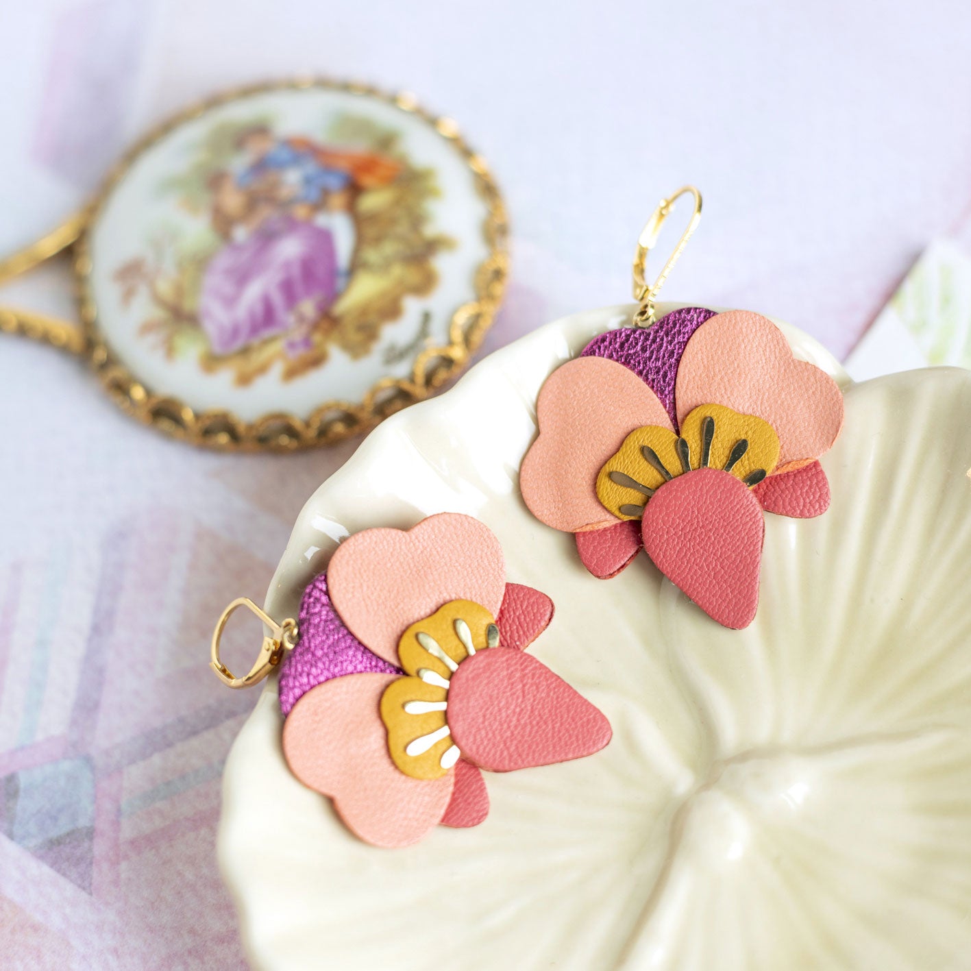 Boucles d’oreilles Orchidées en cuir rose thé et rouge incarnat