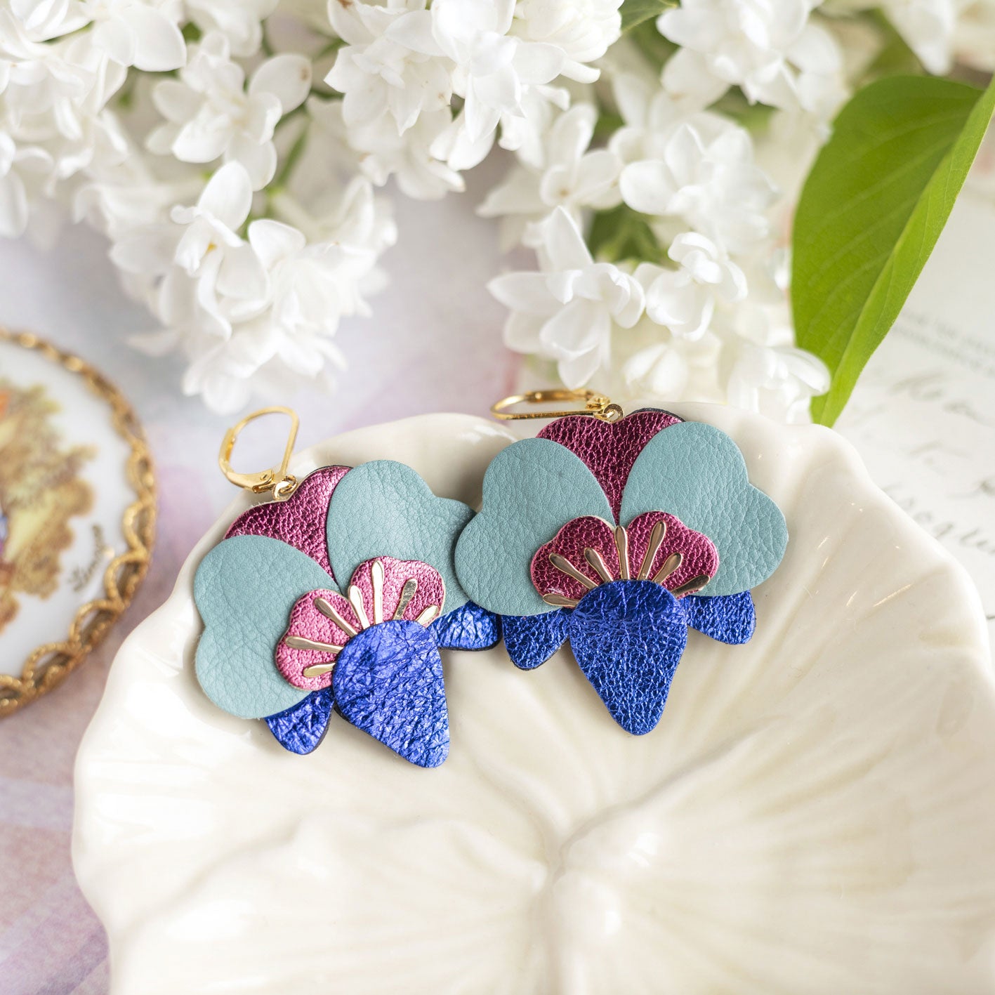 Boucles d’oreilles Orchidées en cuir outremer métallisé, framboise métallisé, bleu sarcelle