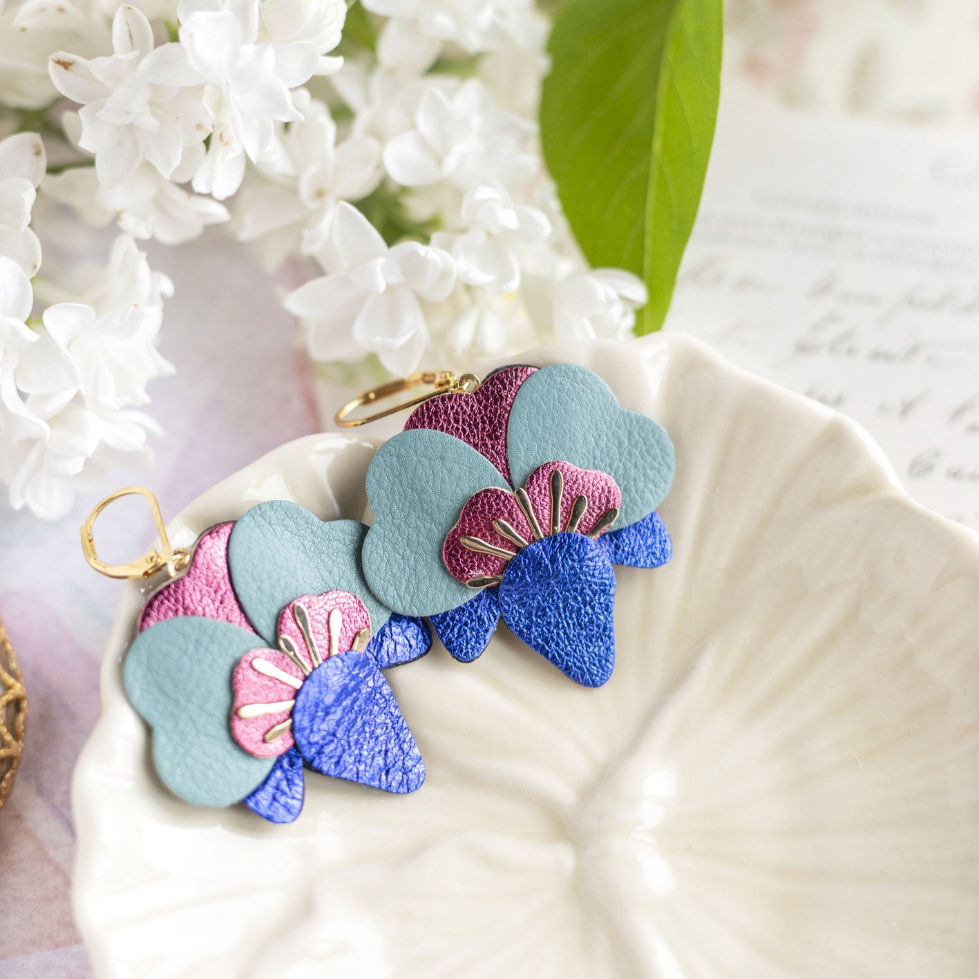 Boucles d’oreilles Orchidées en cuir outremer métallisé, framboise métallisé, bleu sarcelle