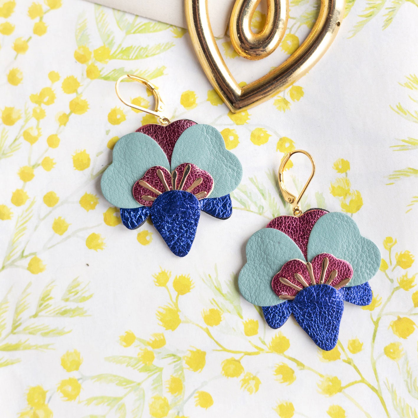 Boucles d’oreilles Orchidées en cuir outremer métallisé, framboise métallisé, bleu sarcelle