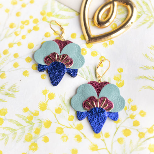 Boucles d’oreilles Orchidées en cuir outremer métallisé, framboise métallisé, bleu sarcelle
