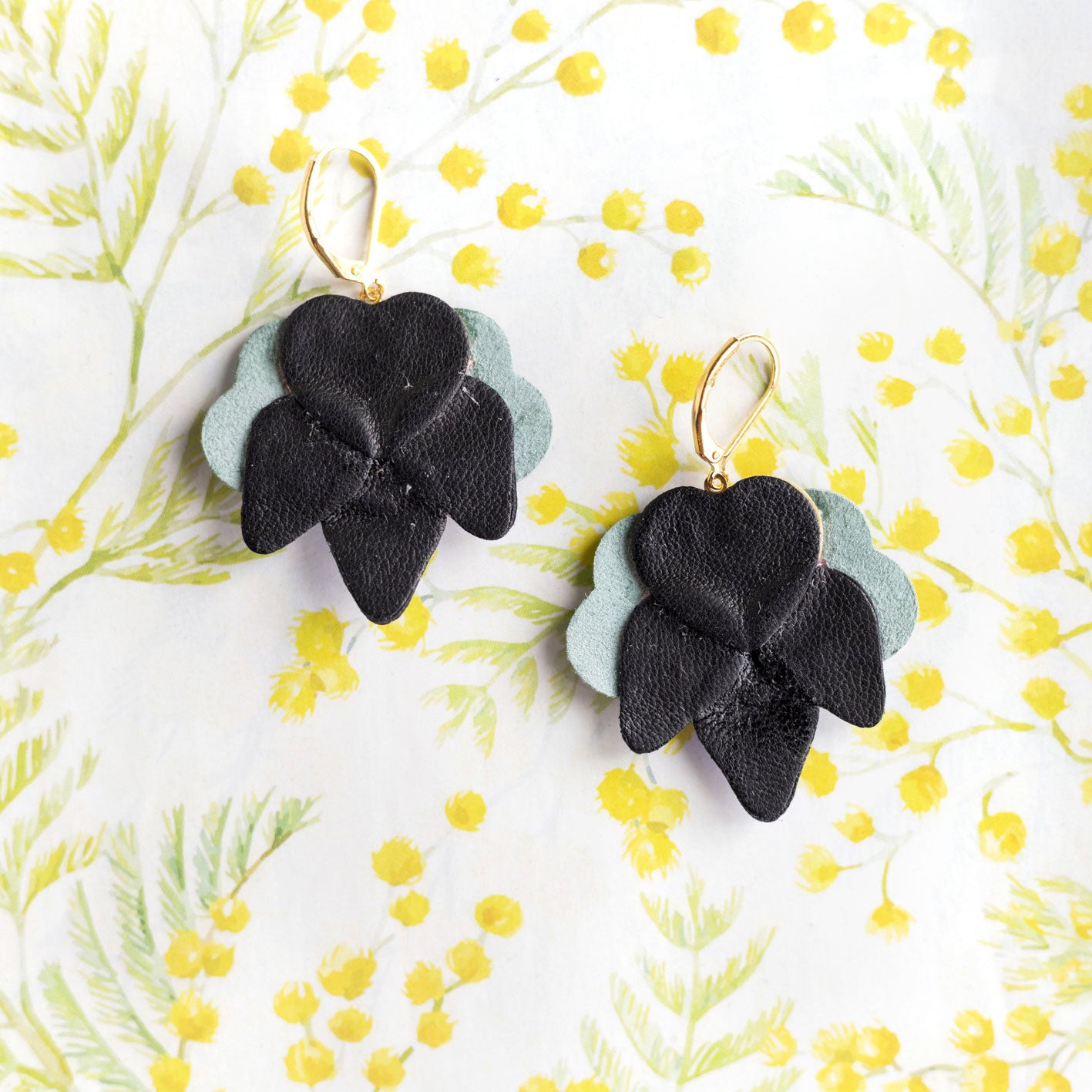 Boucles d’oreilles Orchidées en cuir outremer métallisé, framboise métallisé, bleu sarcelle