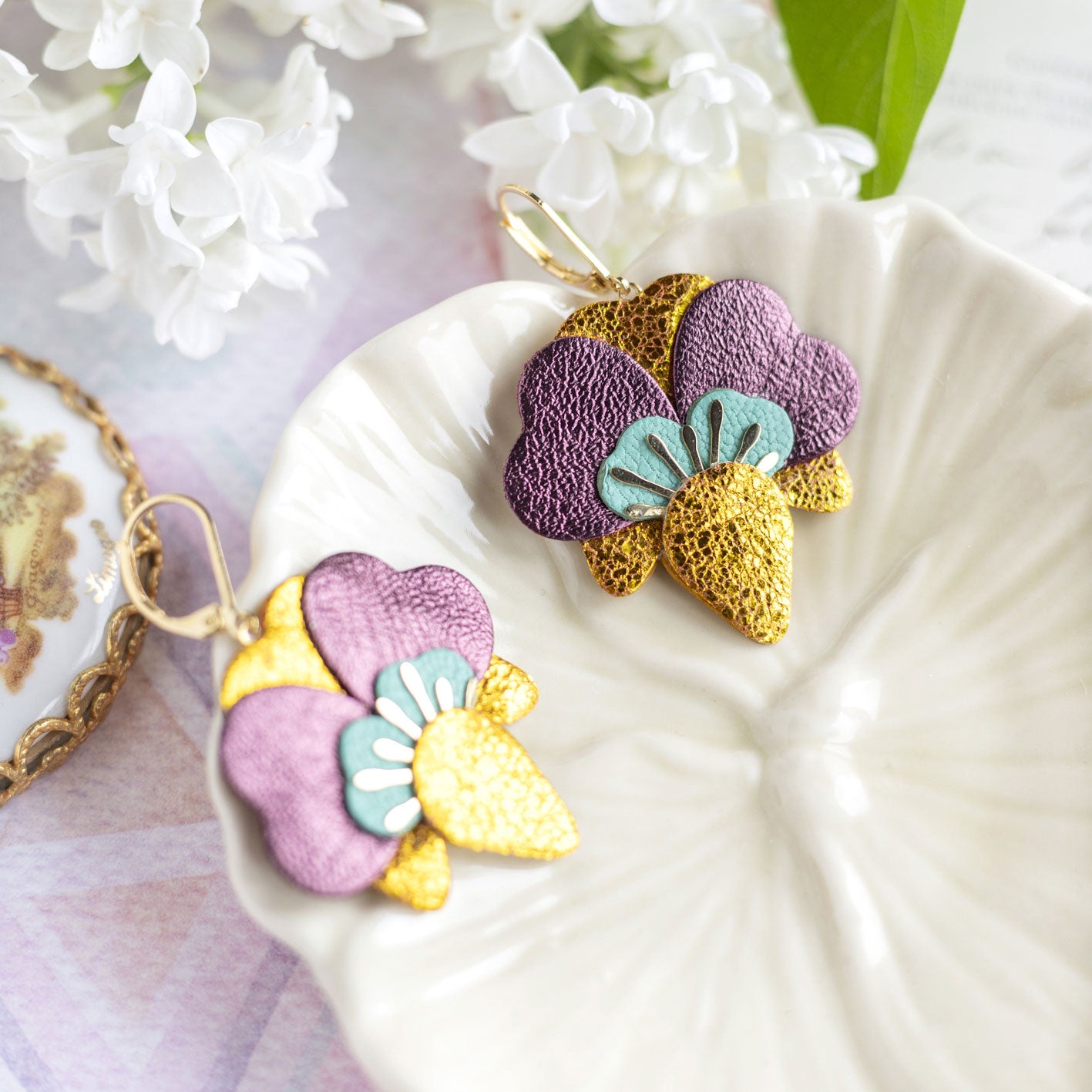 Boucles d’oreilles Orchidées en cuir jaune orangé métallisé, prune, aiguemarine