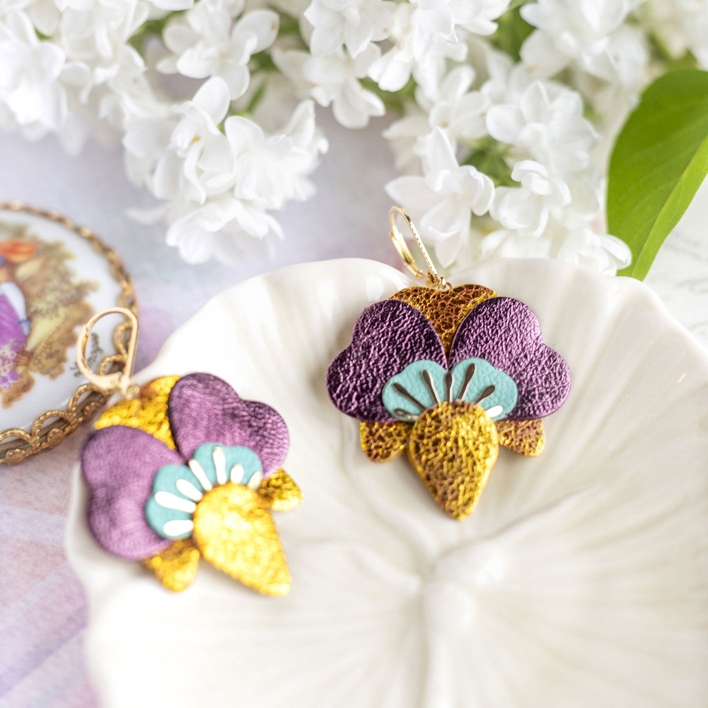 Boucles d’oreilles Orchidées en cuir jaune orangé métallisé, prune, aiguemarine