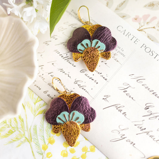 Boucles d’oreilles Orchidées en cuir jaune orangé métallisé, prune, aiguemarine