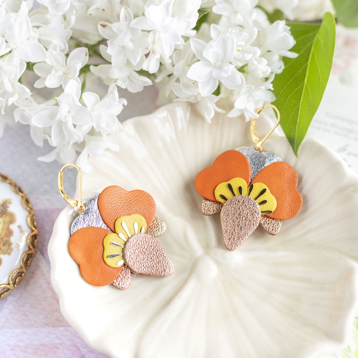 Boucles d’oreilles Orchidées en cuir or rose, jaune vif, orange, argenté