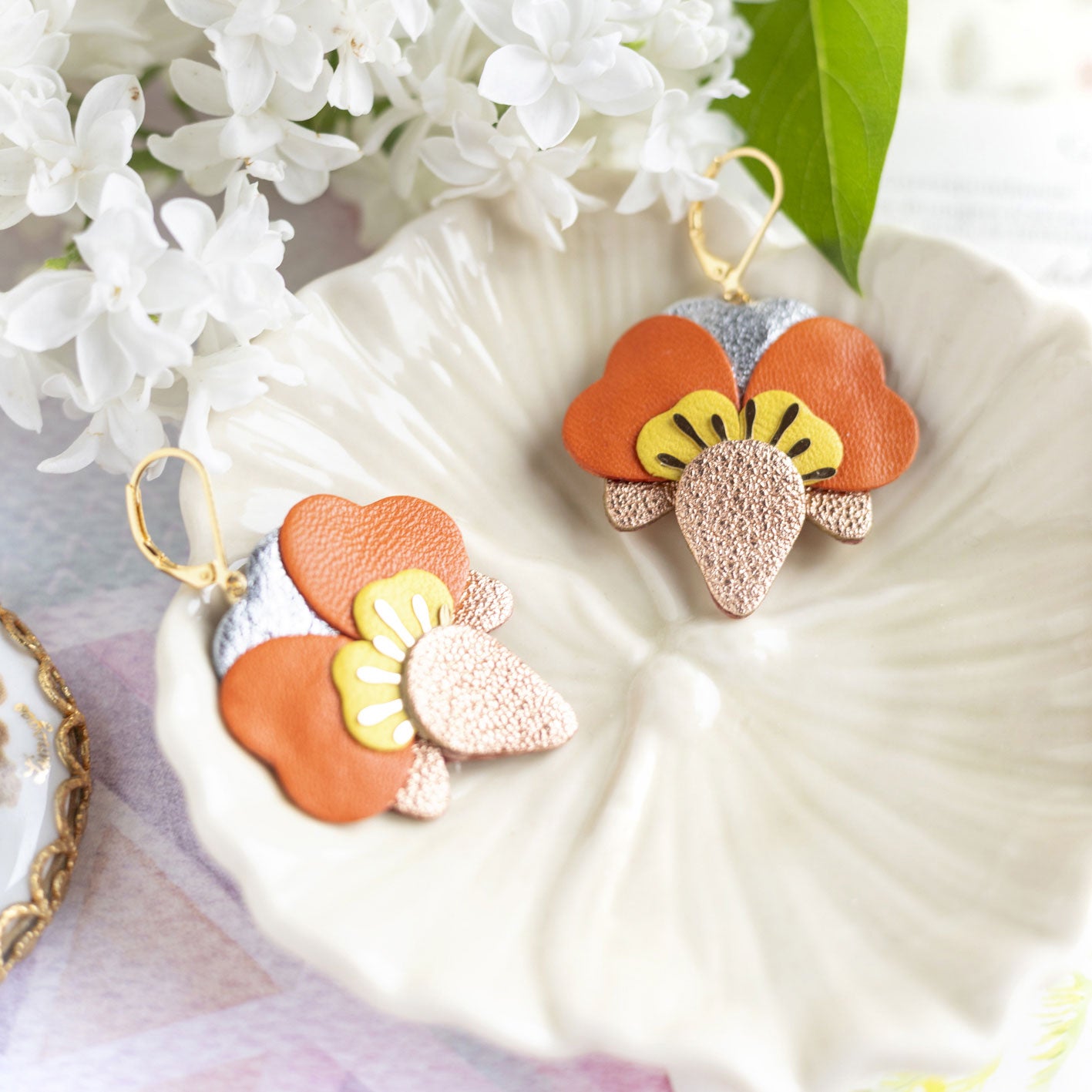 Boucles d’oreilles Orchidées en cuir or rose, jaune vif, orange, argenté