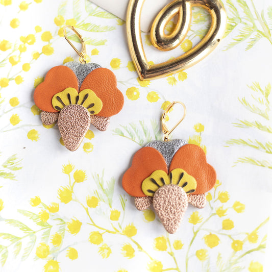 Boucles d’oreilles Orchidées en cuir or rose, jaune vif, orange, argenté