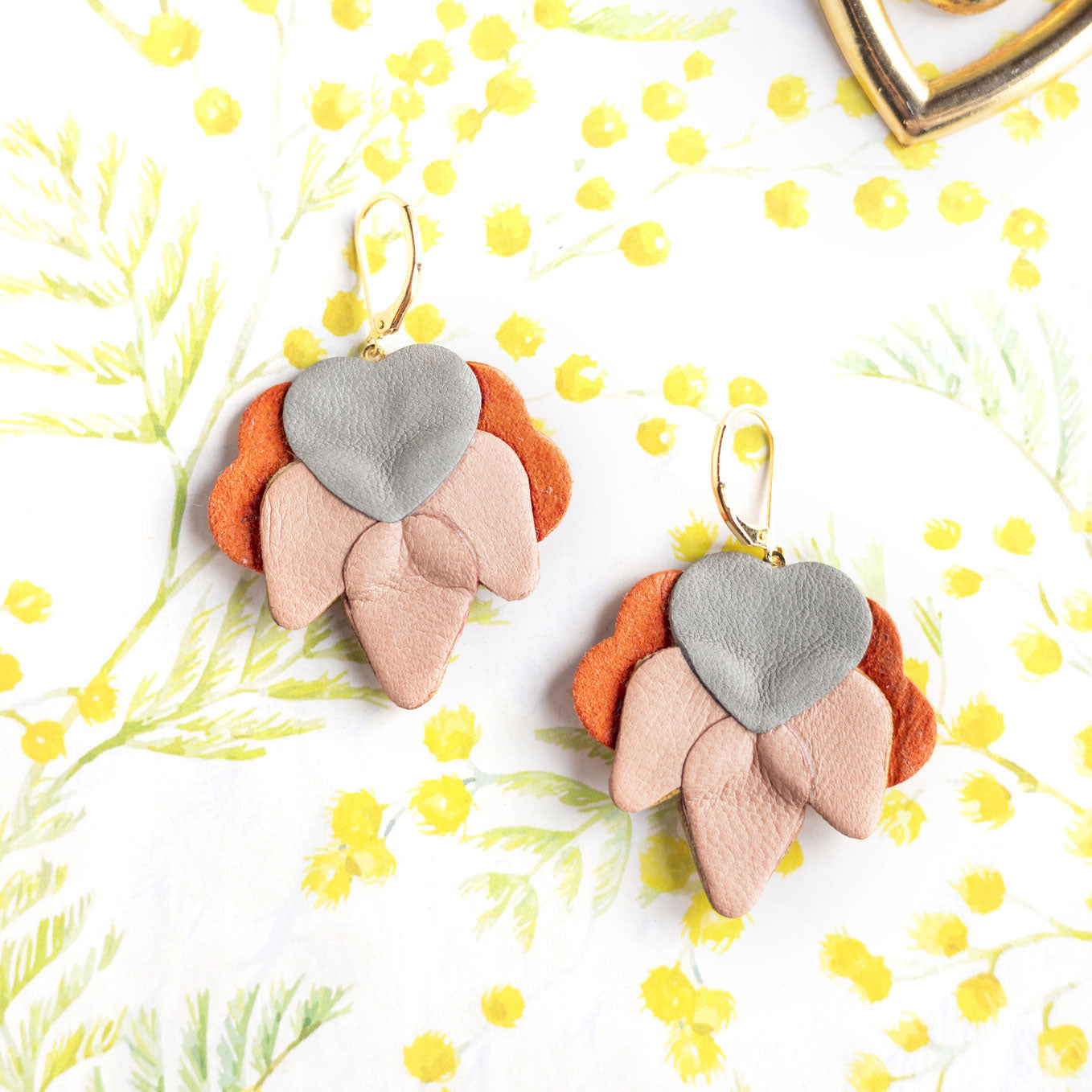 Boucles d’oreilles Orchidées en cuir or rose, jaune vif, orange, argenté