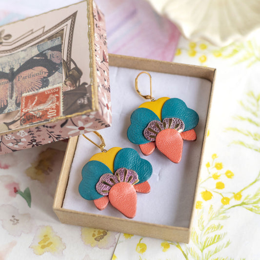 Boucles d’oreilles Orchidées en cuir rose incarnat, vert pin, jaune