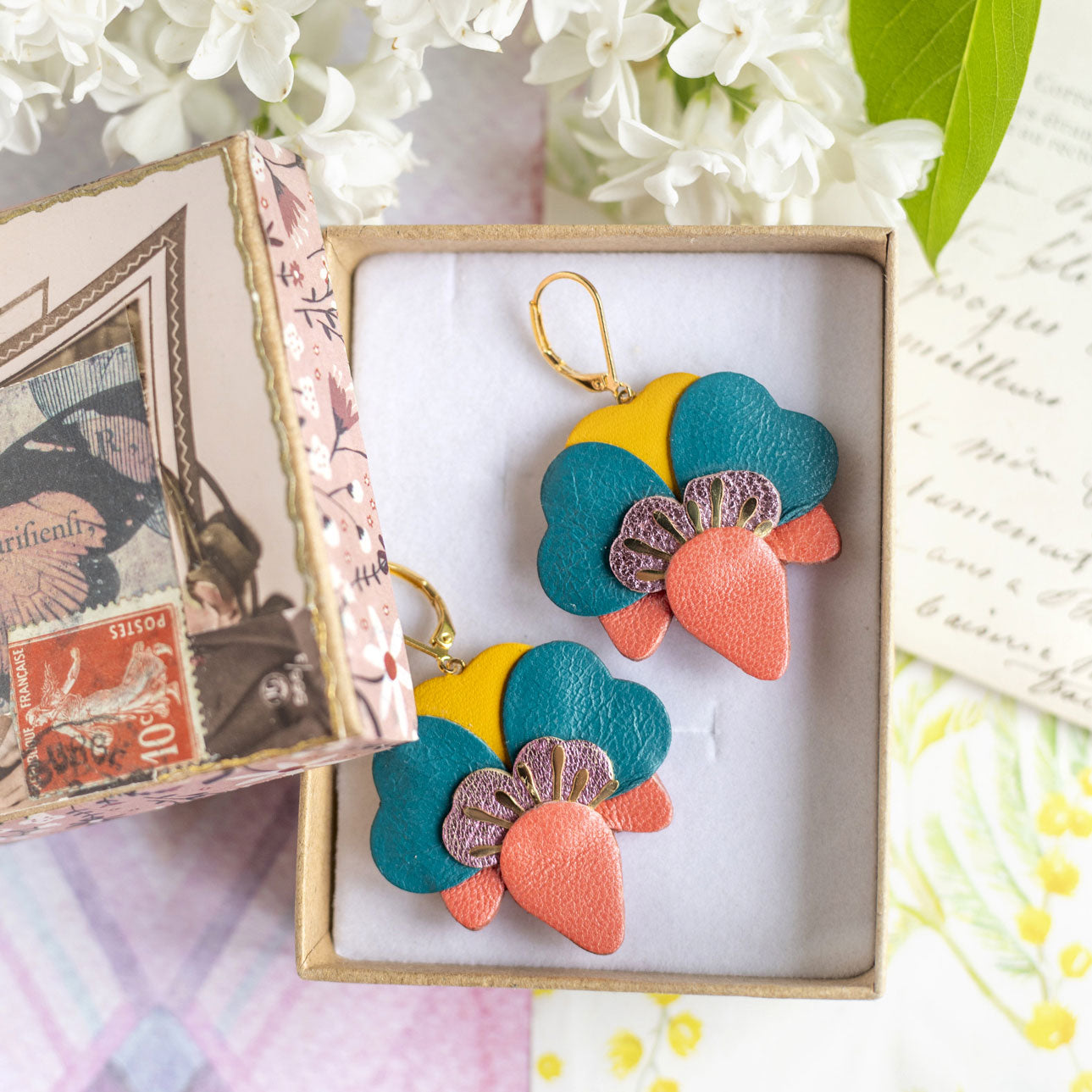 Boucles d’oreilles Orchidées en cuir rose incarnat, vert pin, jaune