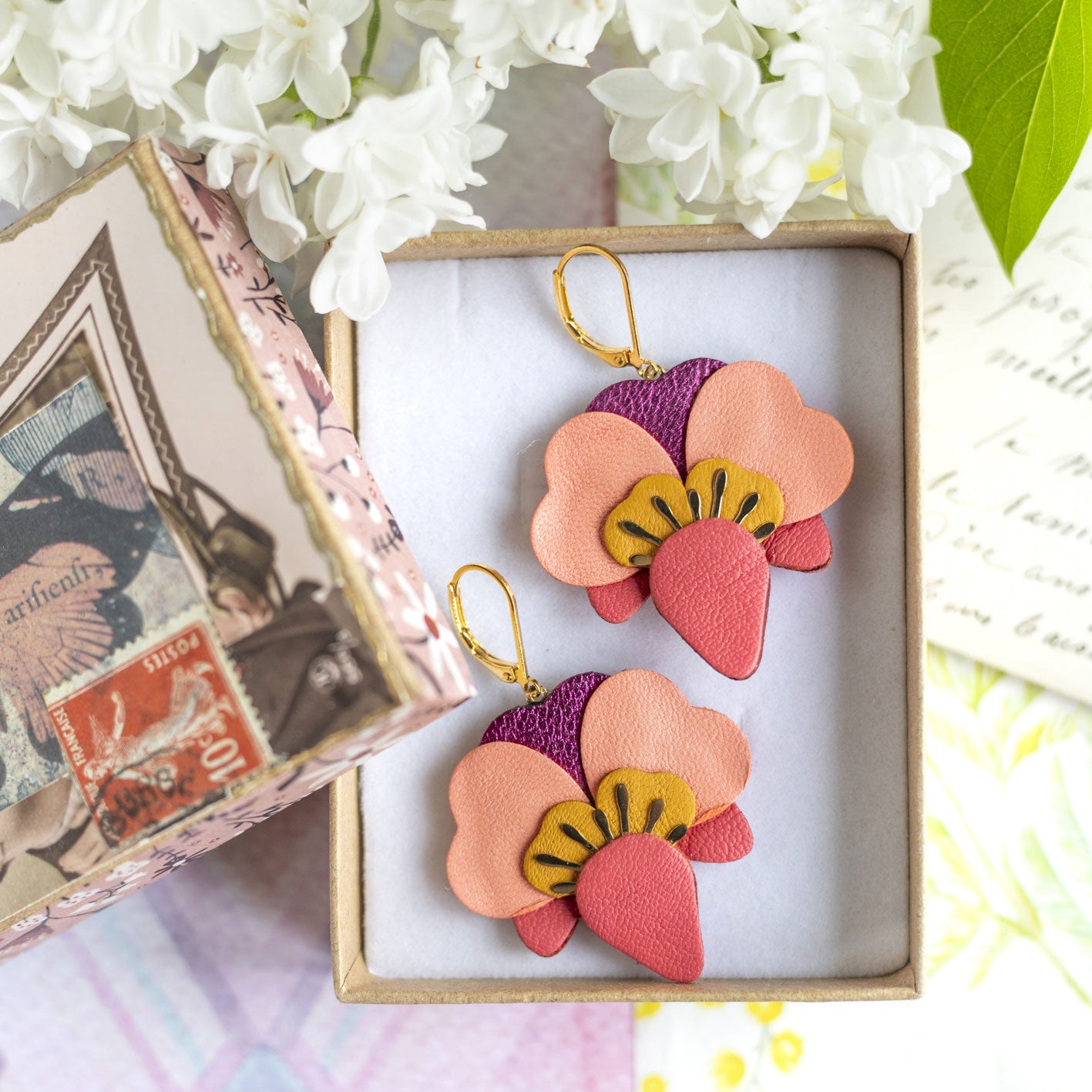Boucles d’oreilles Orchidées en cuir rose thé et rouge incarnat