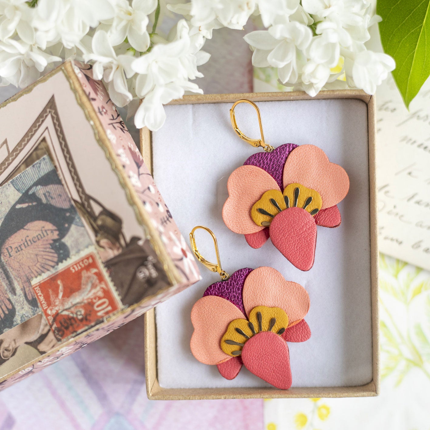 Boucles d’oreilles Orchidées en cuir rose thé et rouge incarnat