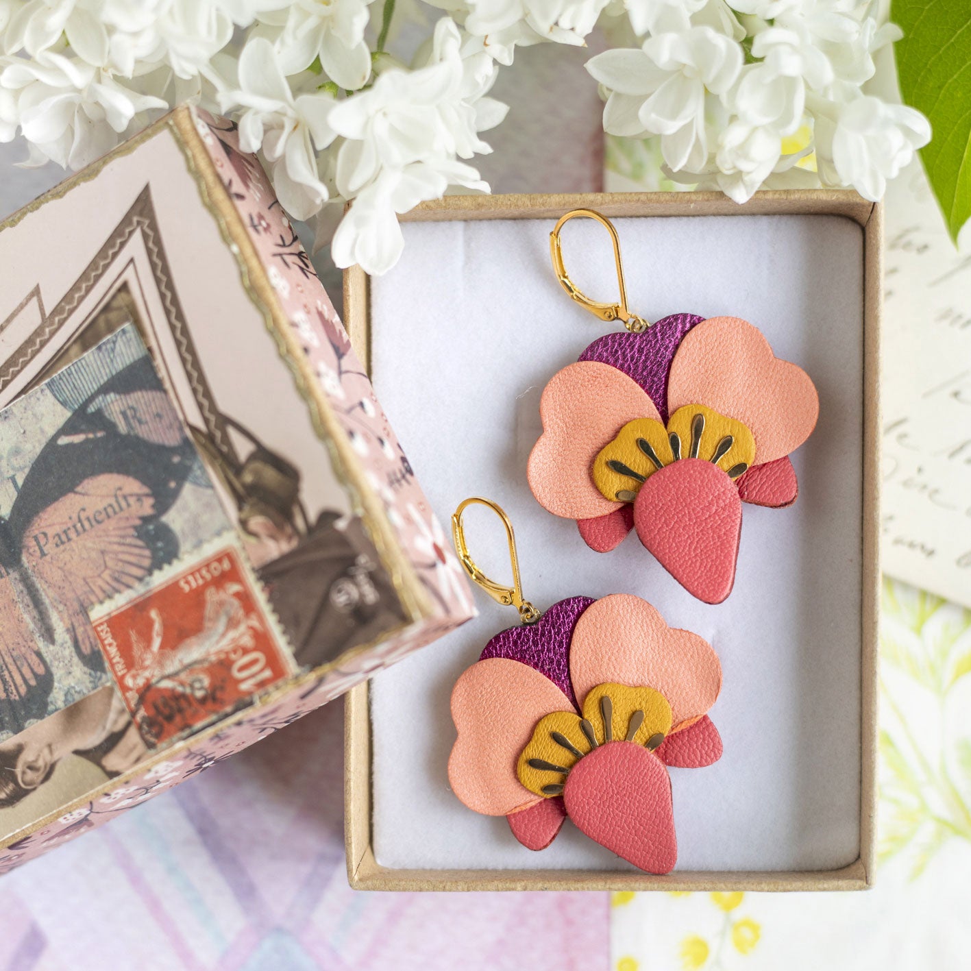Boucles d’oreilles Orchidées en cuir rose thé et rouge incarnat