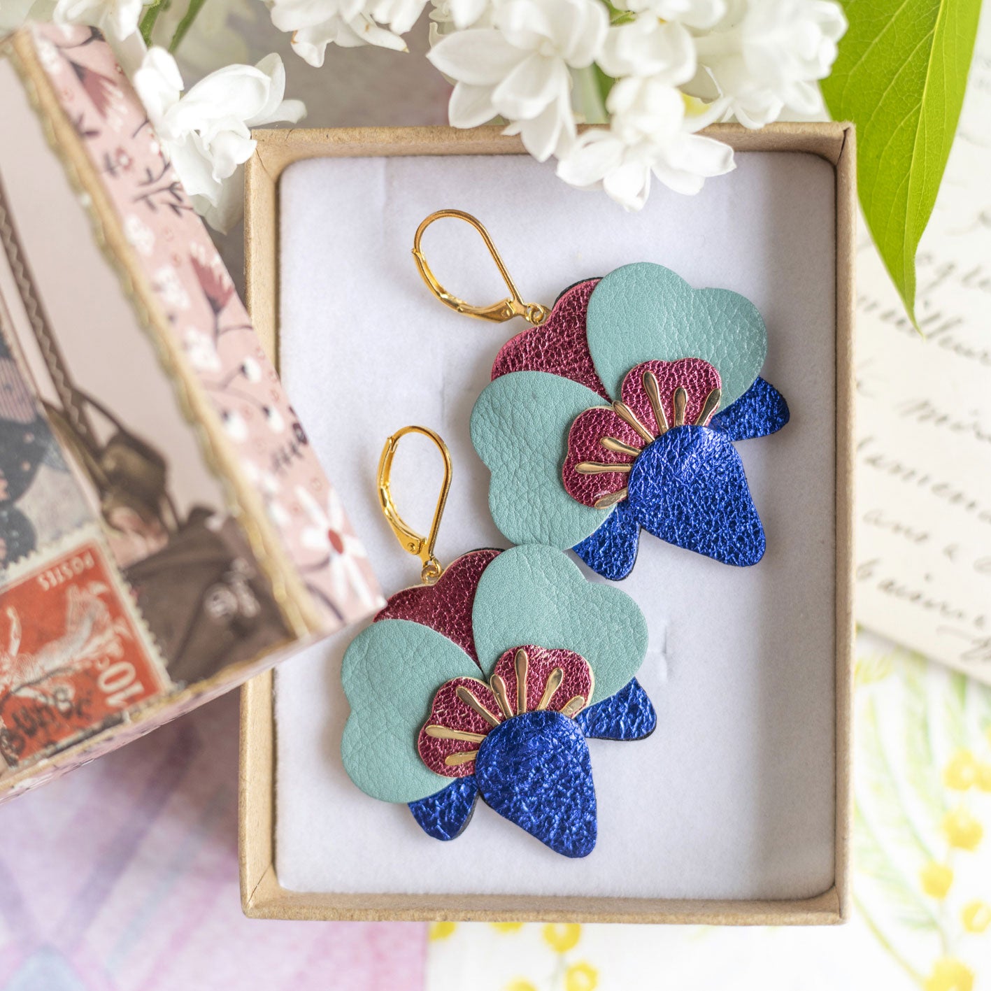 Boucles d’oreilles Orchidées en cuir outremer métallisé, framboise métallisé, bleu sarcelle
