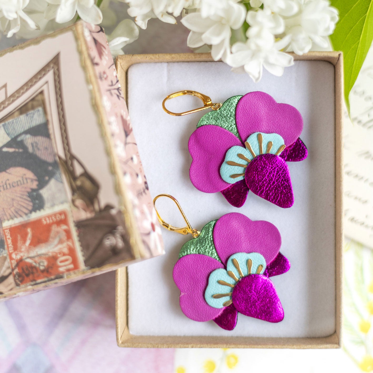Boucles d’oreilles Orchidées en cuir fuchsia, turquoise clair, vert métallisé