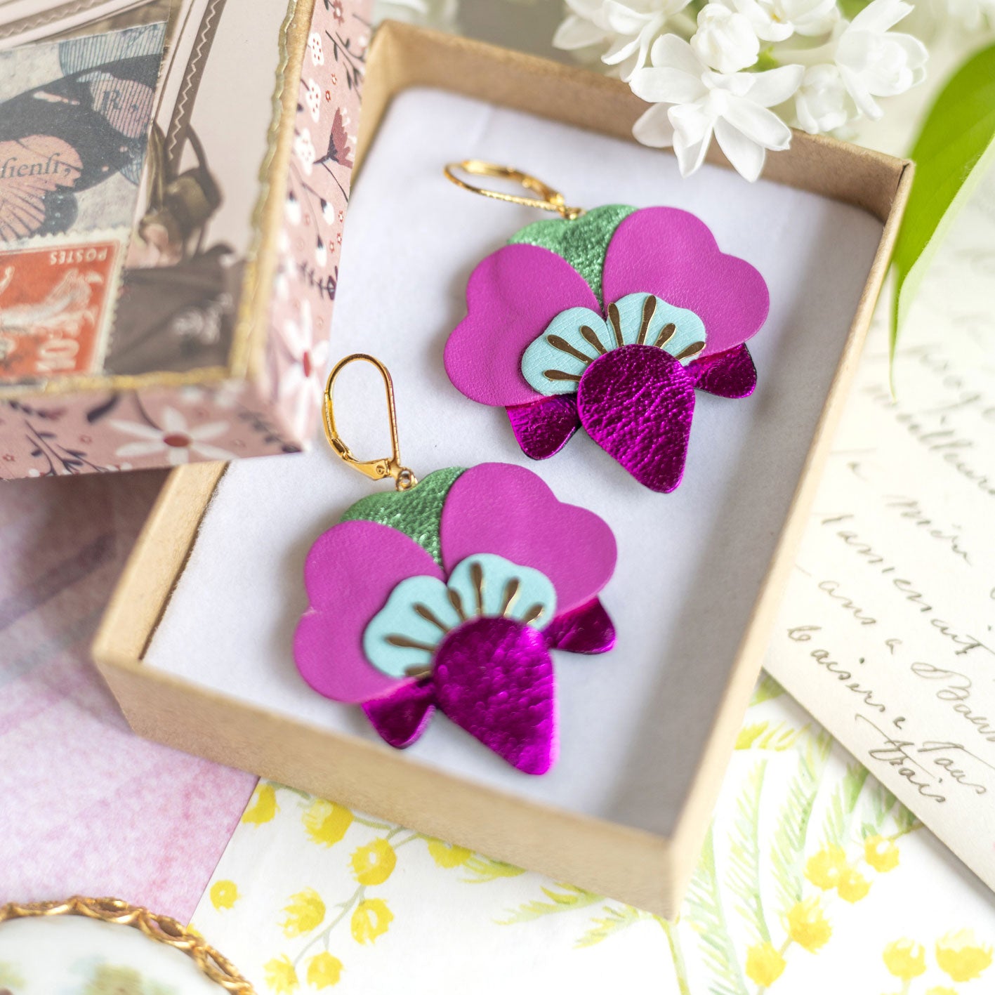 Boucles d’oreilles Orchidées en cuir fuchsia, turquoise clair, vert métallisé