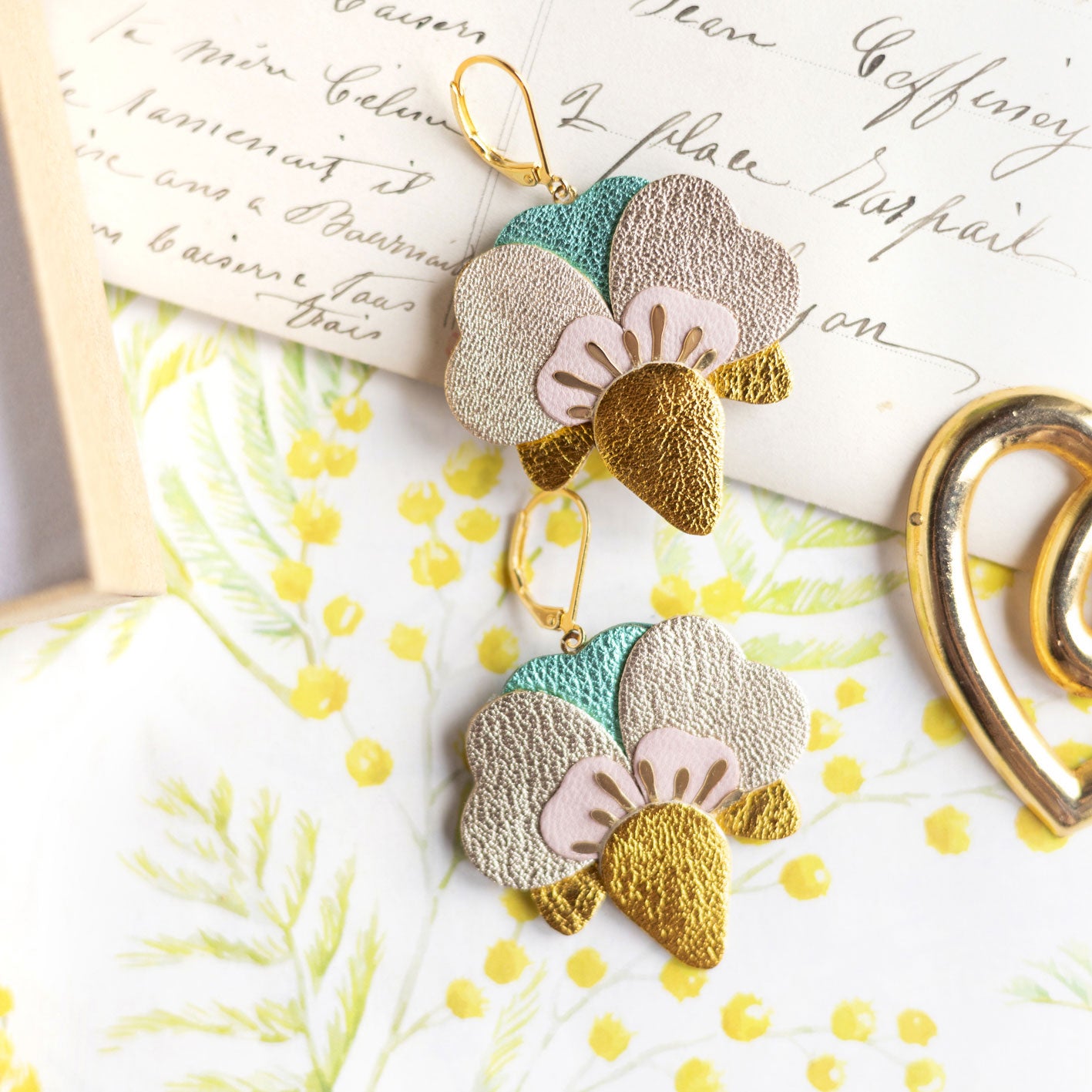 Boucles d’oreilles Orchidées en cuir doré, platine, turquoise métallisé
