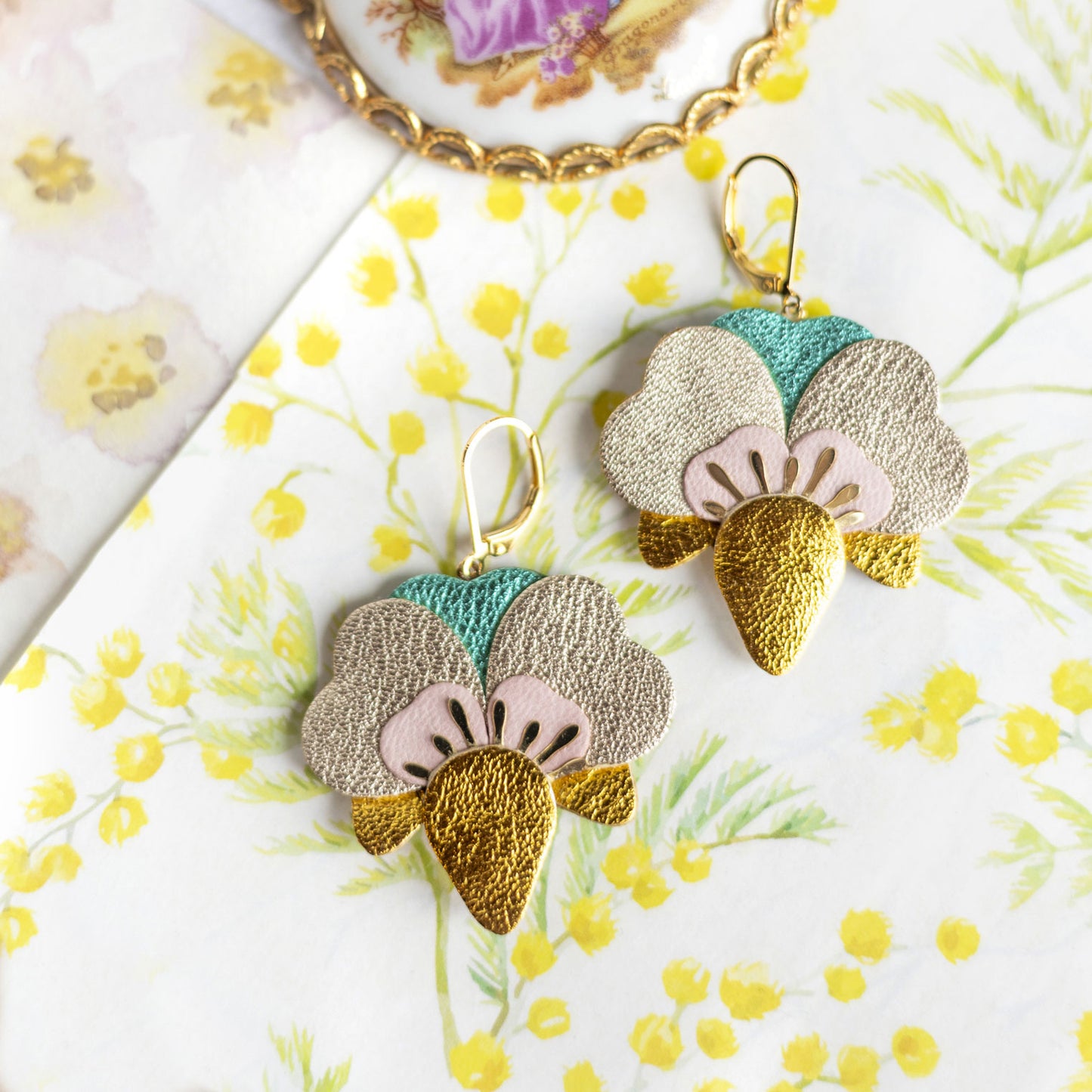 Boucles d’oreilles Orchidées en cuir doré, platine, turquoise métallisé