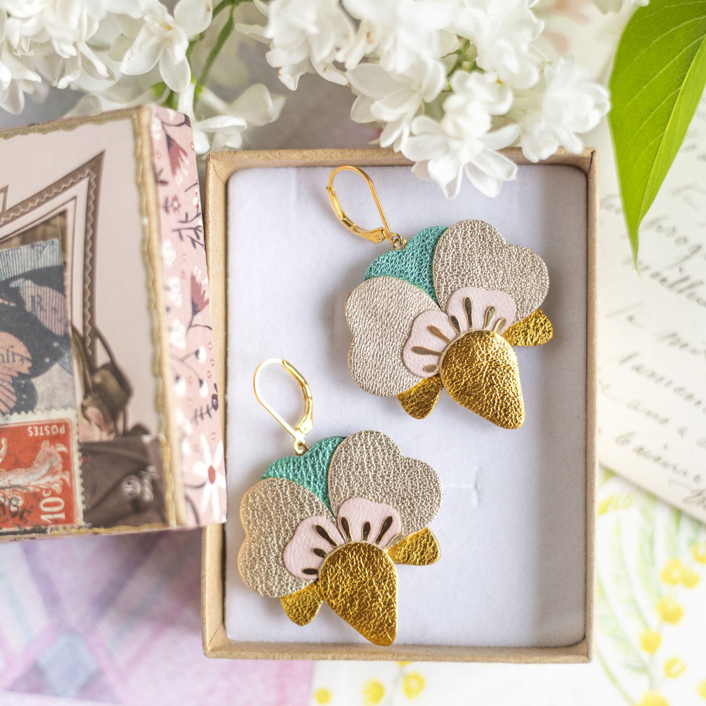 Boucles d’oreilles Orchidées en cuir doré, platine, turquoise métallisé