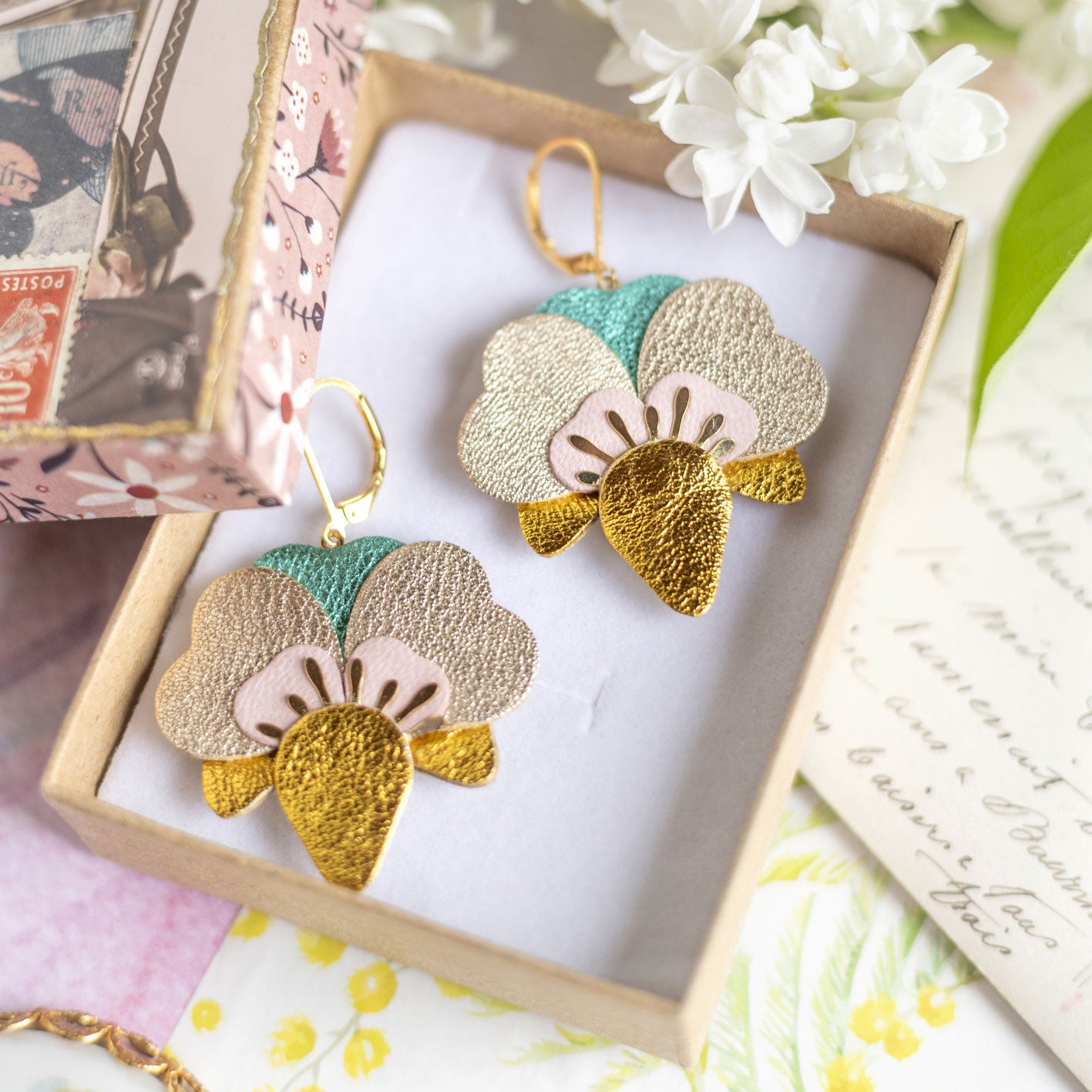 Boucles d’oreilles Orchidées en cuir doré, platine, turquoise métallisé