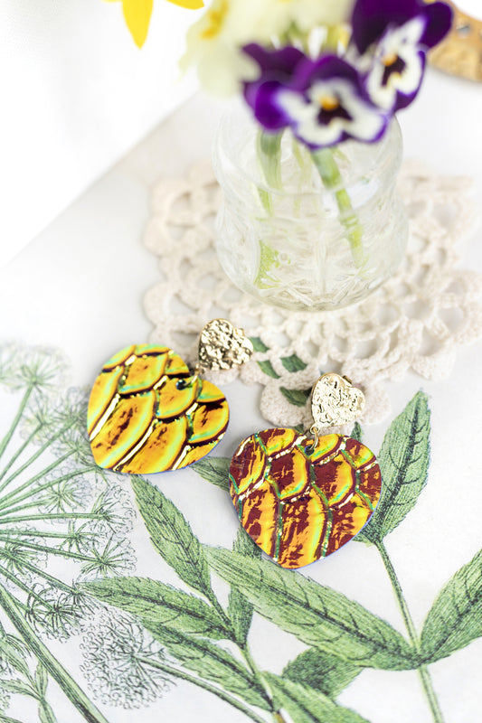 Boucles d'oreilles Coeurs - cuir à écailles holograhiques jaune orangé