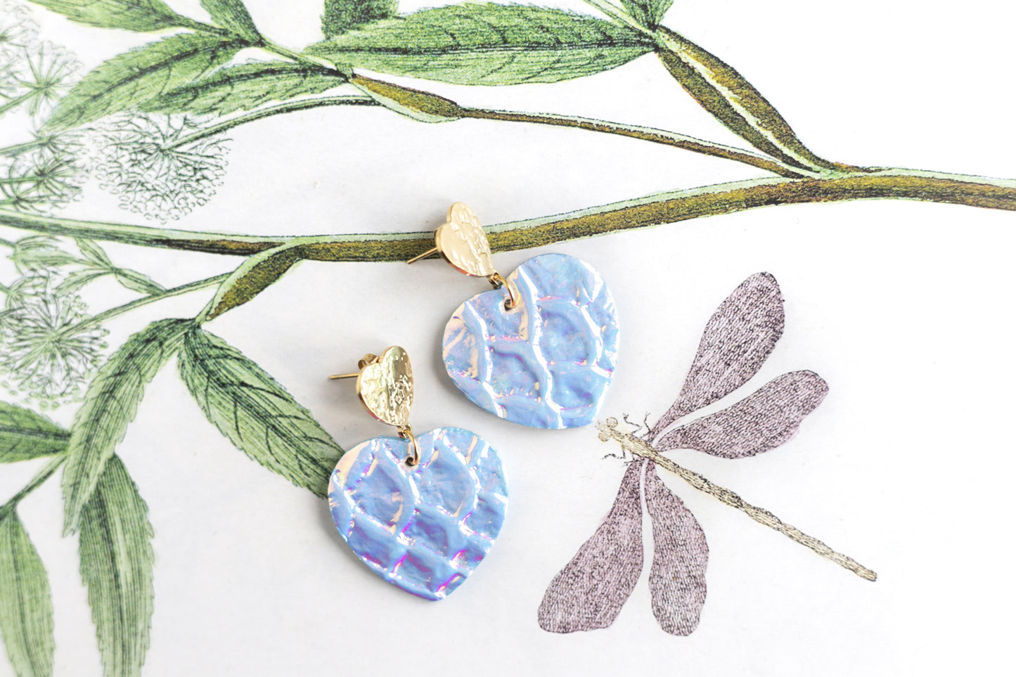 Boucles d'oreilles Coeurs - cuir à écailles holograhiques blanc bleu clair