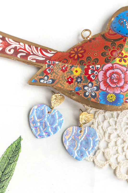 Boucles d'oreilles Coeurs - cuir à écailles holograhiques blanc bleu clair