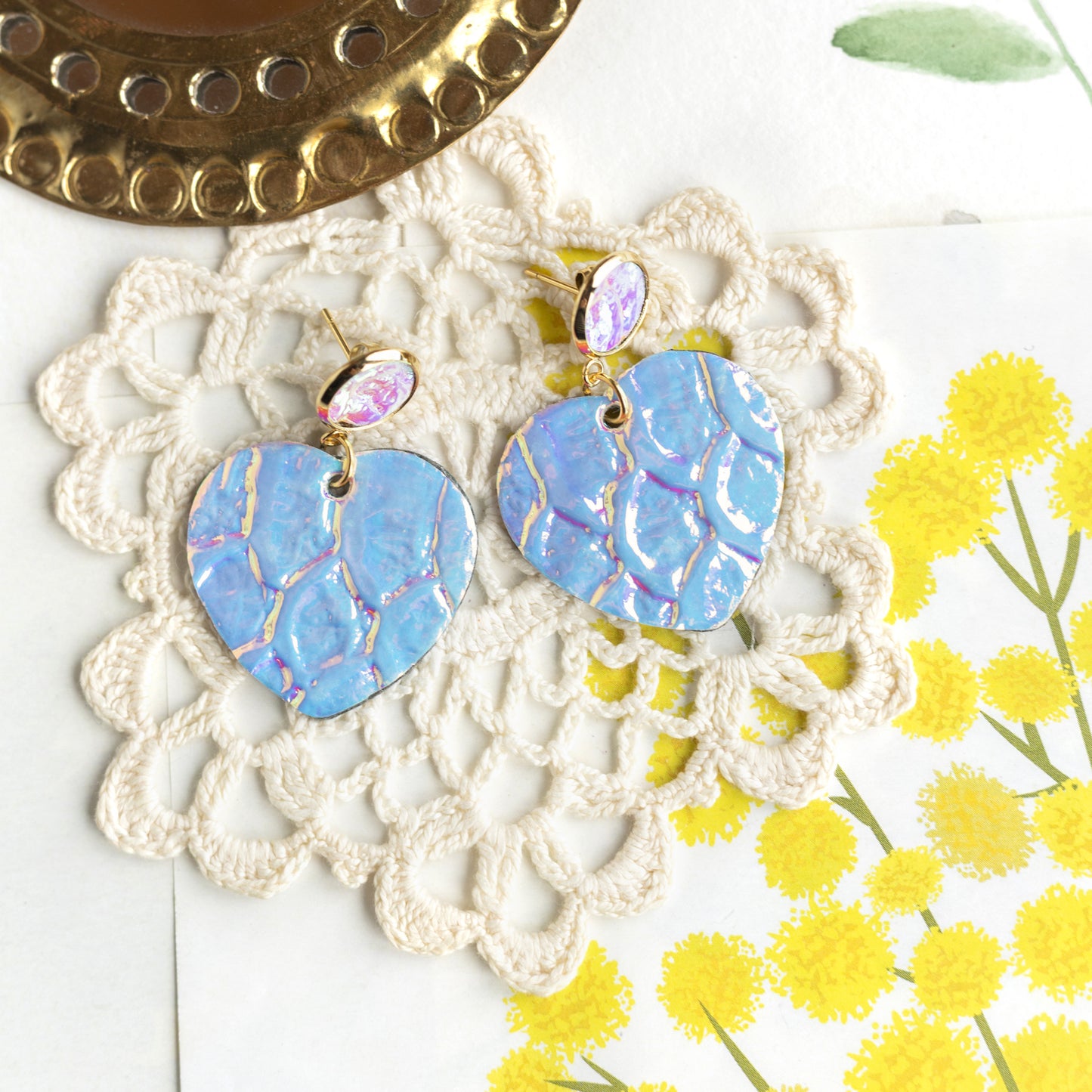 Boucles d'oreilles Coeurs - cuir blanc-bleu holographique