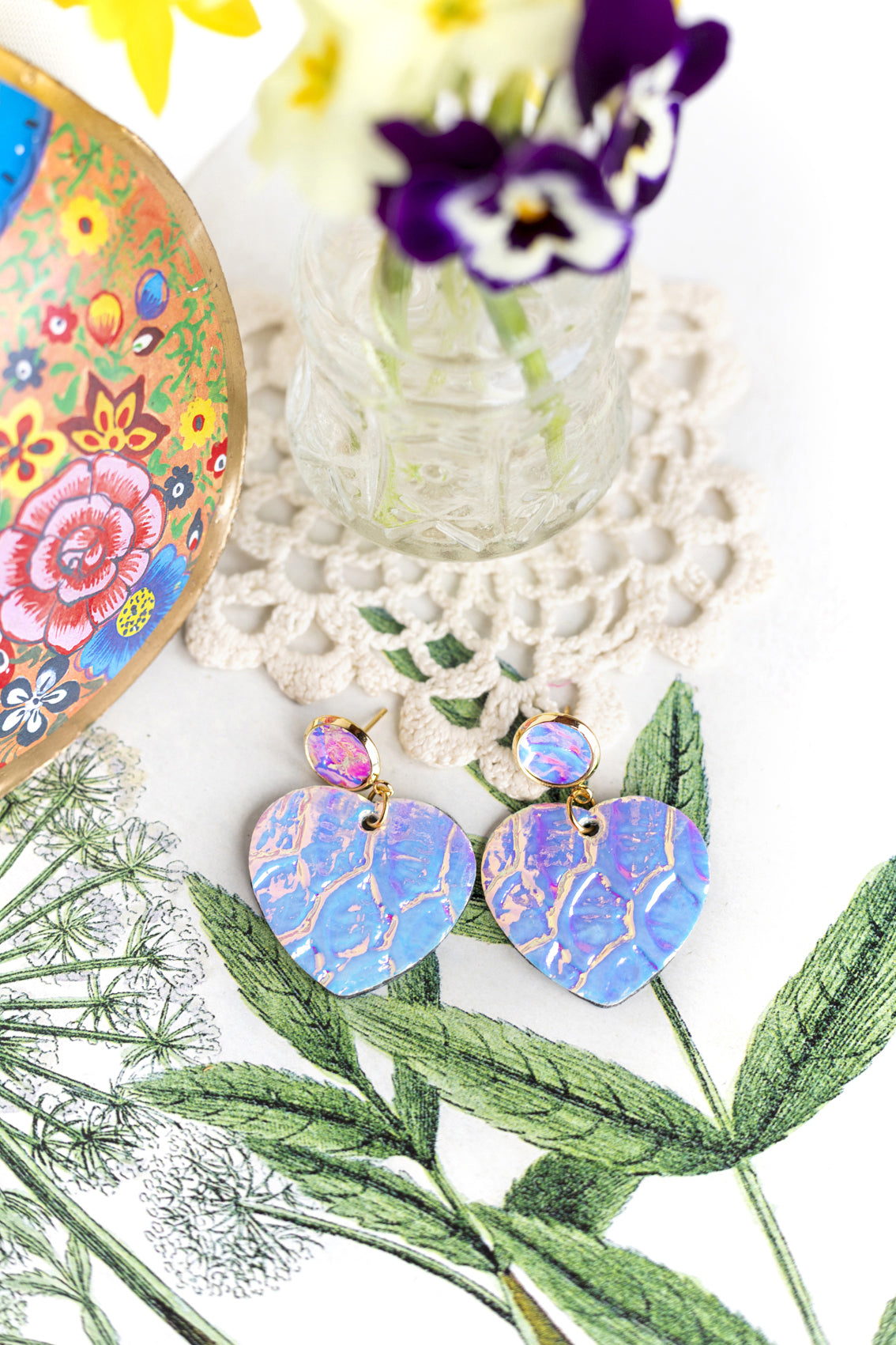 Boucles d'oreilles Coeurs - cuir blanc-bleu holographique