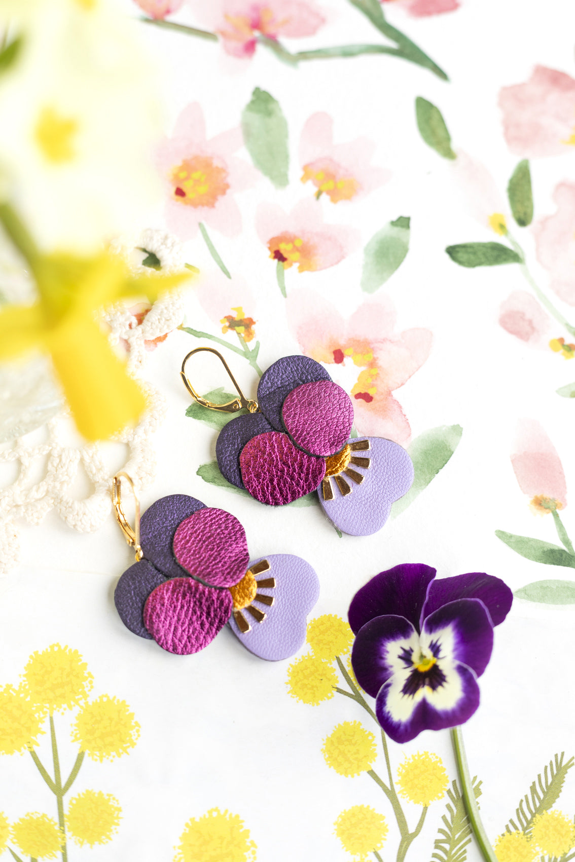 Boucles d’oreilles Pensées - cuir rose framboise, violet, mauve