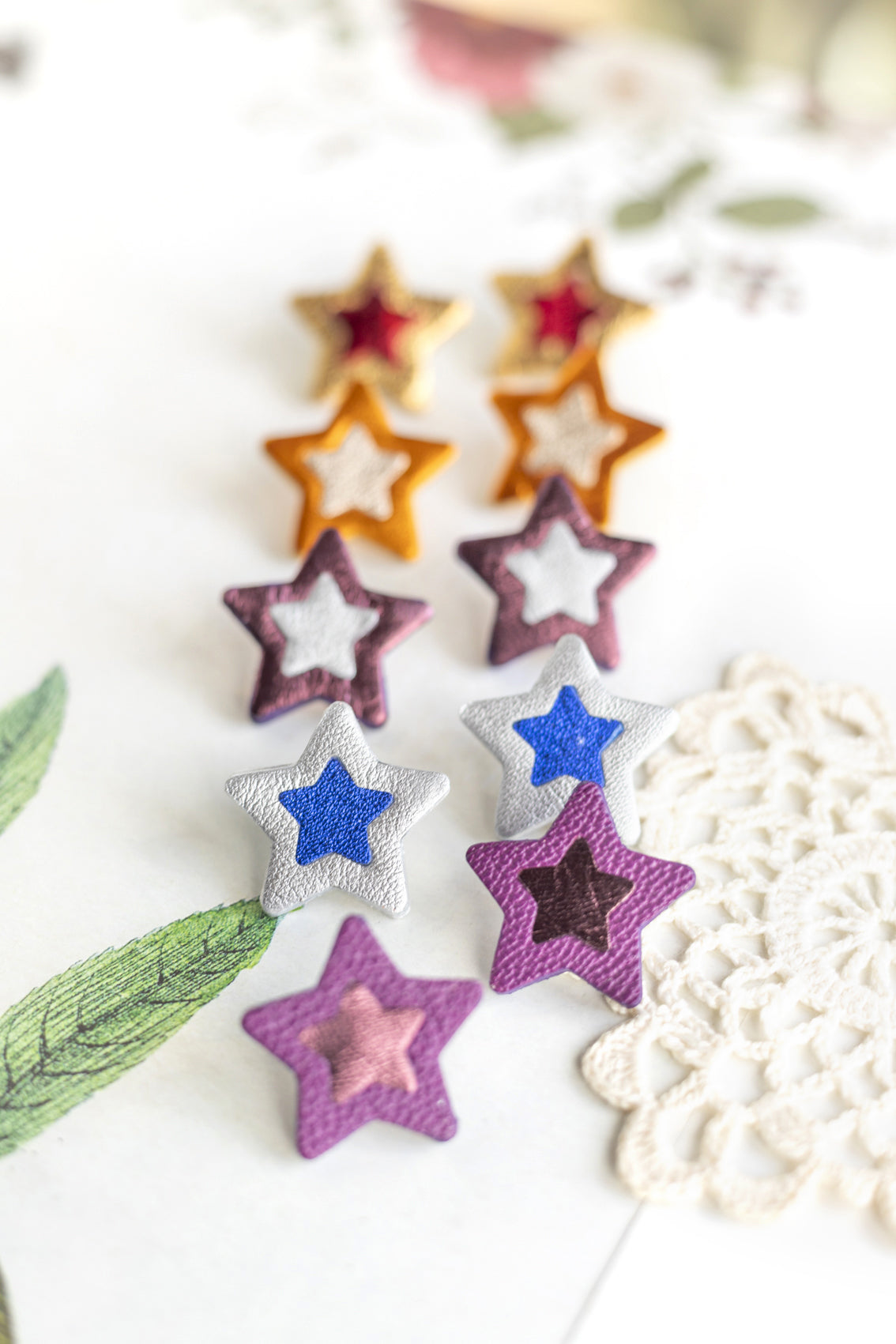 Boucles d'oreilles puces Etoiles - cuir doré et rouge métallisé