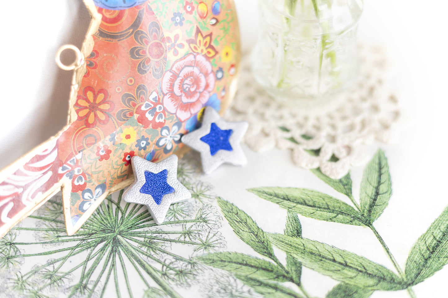 Boucles d'oreilles puces Etoiles - cuir argenté et bleu outremer métallisé