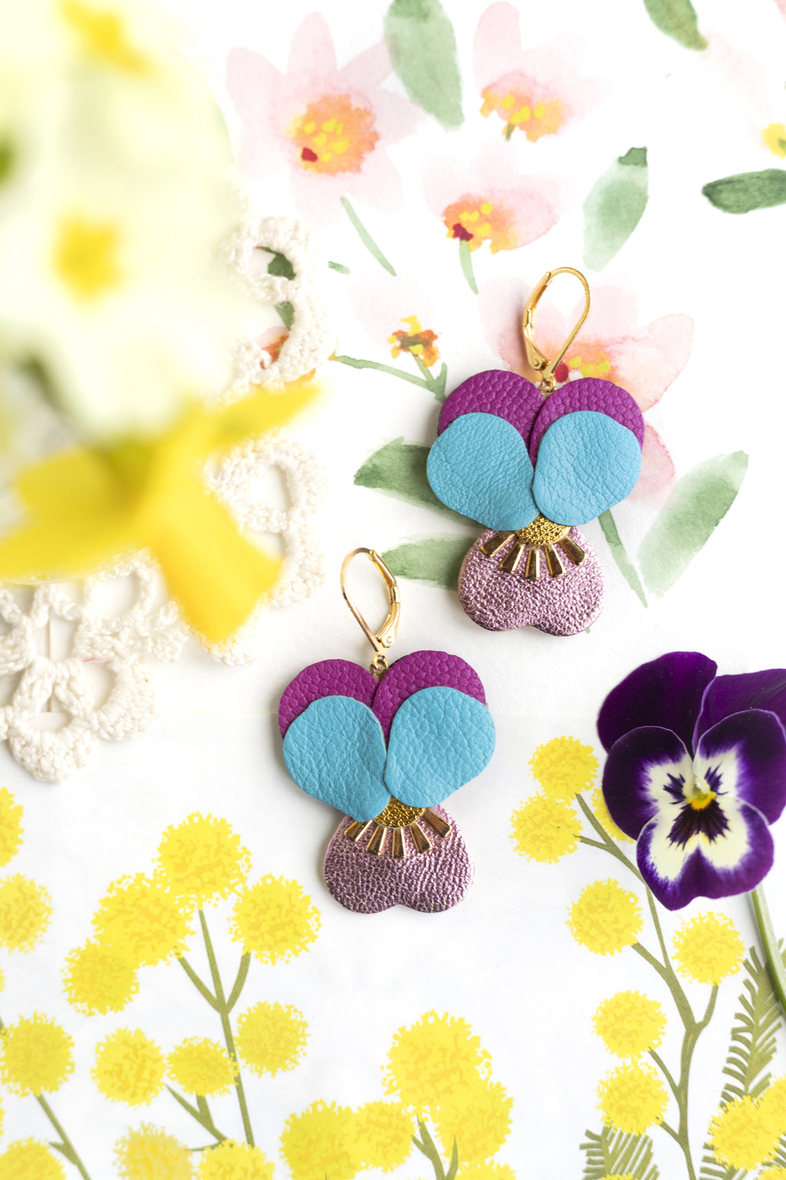 Boucles d’oreilles Pensées - cuir bleu céleste, rose métallisé, magenta foncé