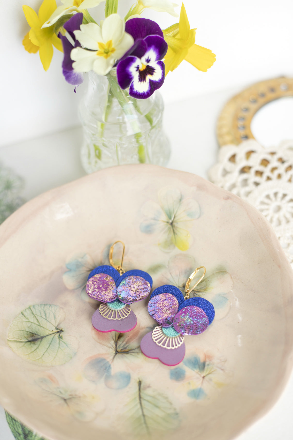 Boucles d’oreilles Pensées - cuir violet iridescent, bleu outremer, mauve