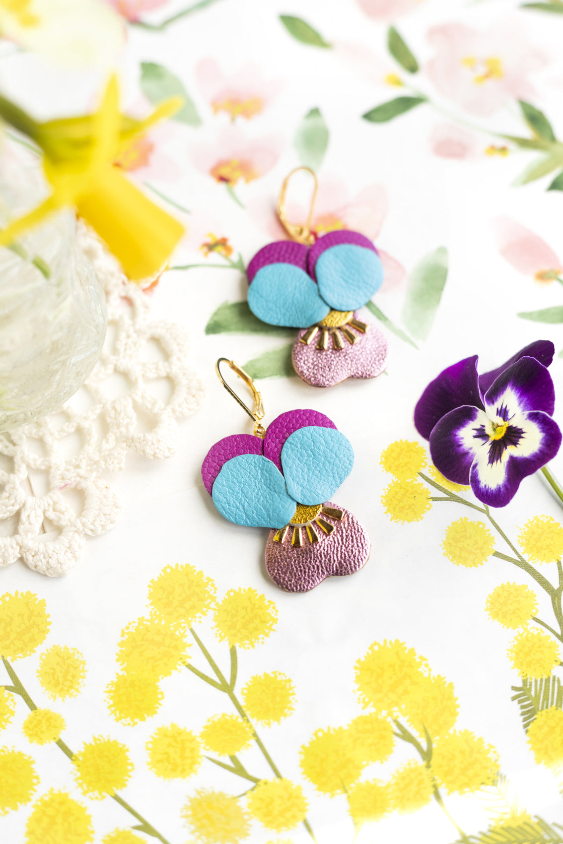 Boucles d’oreilles Pensées - cuir bleu céleste, rose métallisé, magenta foncé