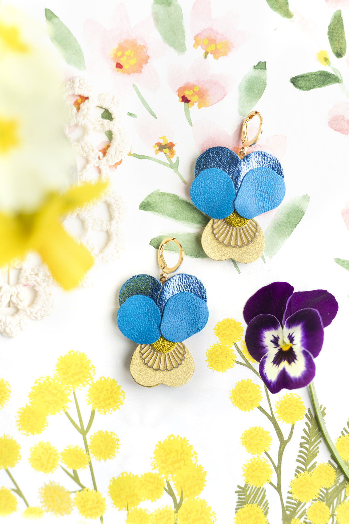 Boucles d’oreilles Pensées - cuir bleu céruléun, bleu métallisé, jaune clair