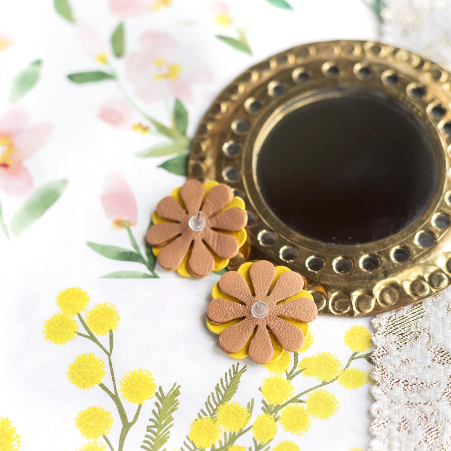 Boucles d'oreilles puces Aster cuir jaune