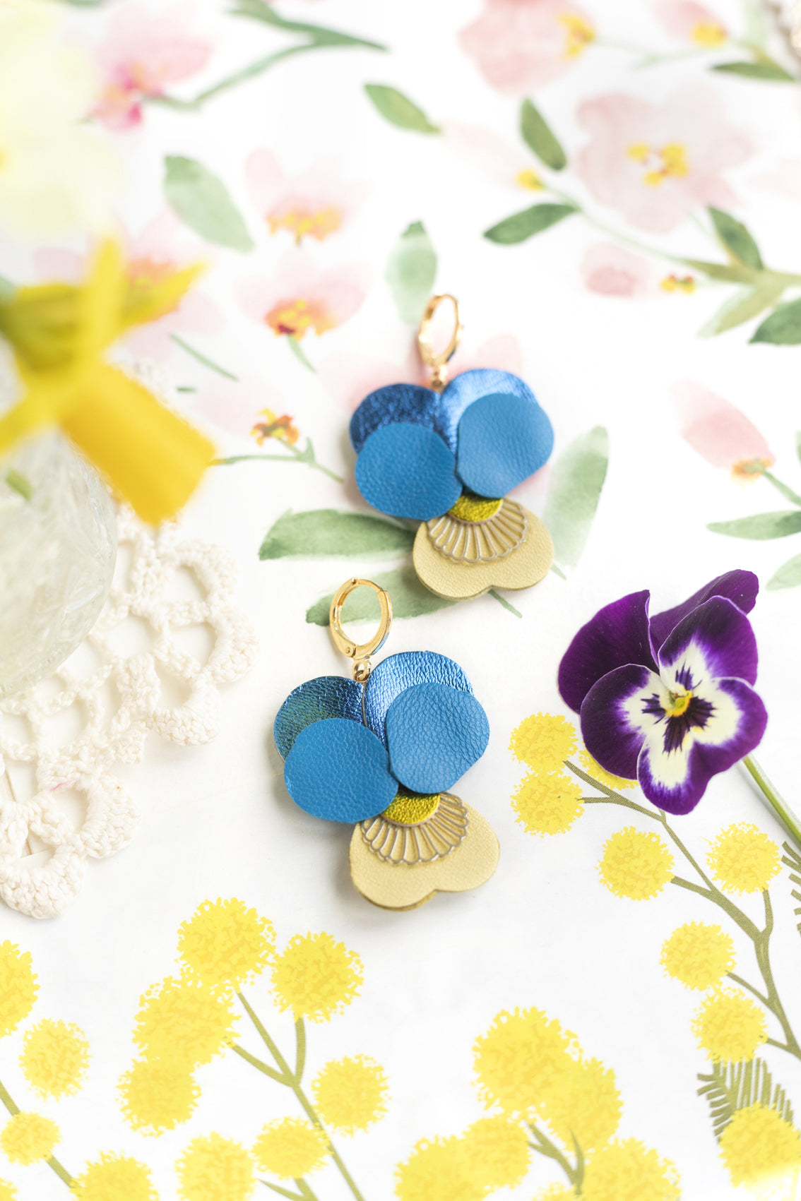 Boucles d’oreilles Pensées - cuir bleu céruléun, bleu métallisé, jaune clair