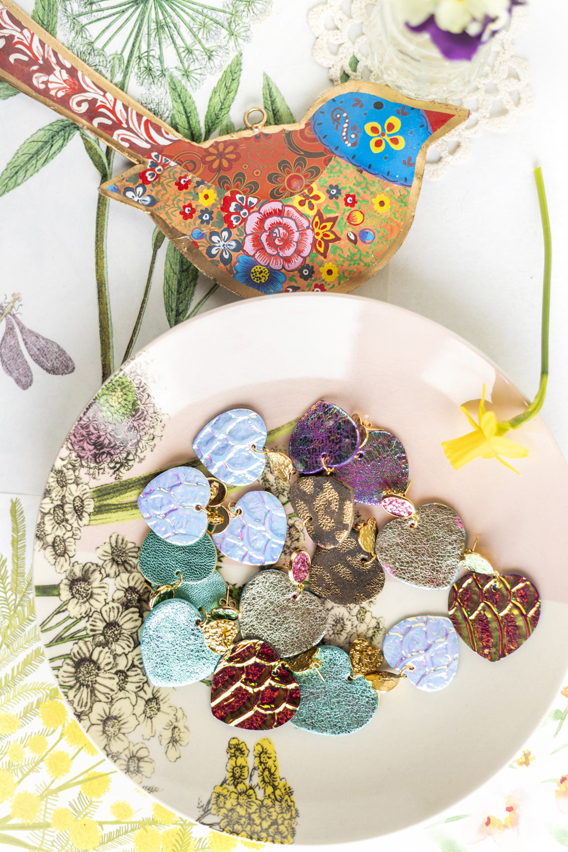 Boucles d'oreilles Coeurs - cuir blanc-bleu holographique