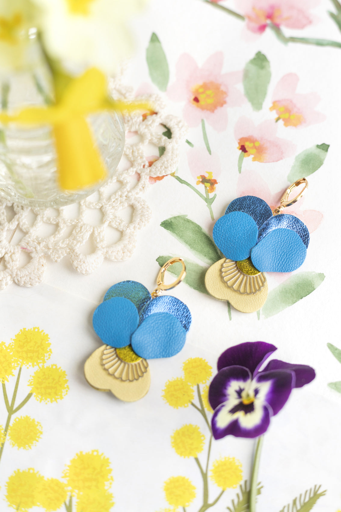 Boucles d’oreilles Pensées - cuir bleu céruléun, bleu métallisé, jaune clair