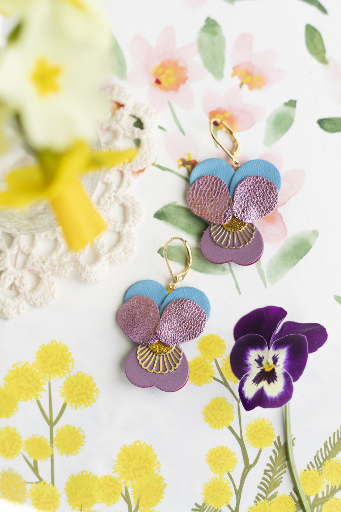 Boucles d’oreilles Pensées - cuir rose métallisé, bleu ciel, mauve