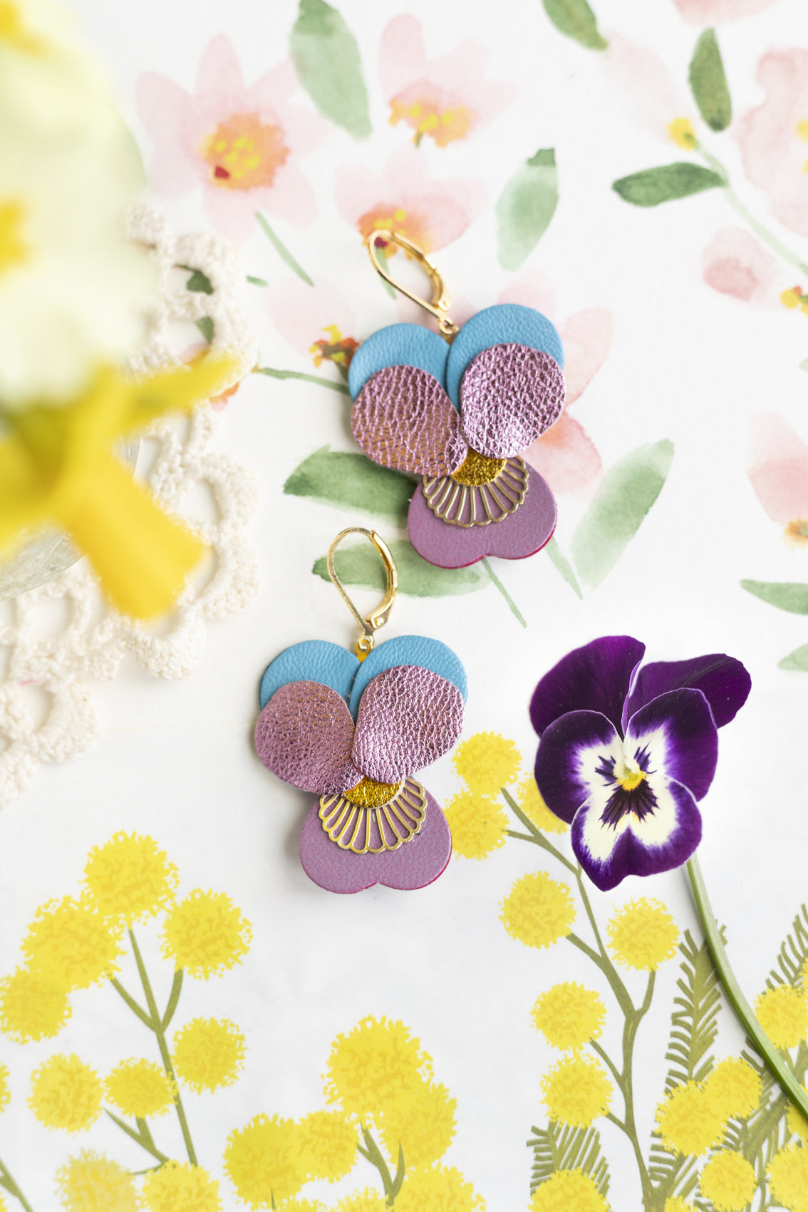 Boucles d’oreilles Pensées - cuir rose métallisé, bleu ciel, mauve